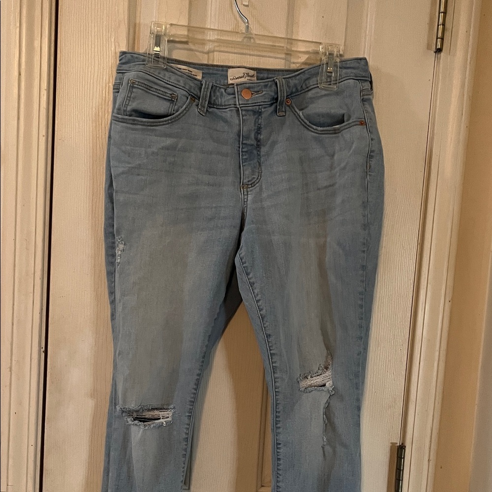 Universal Thread Light Blue Cropped Jeans with Distressed Details